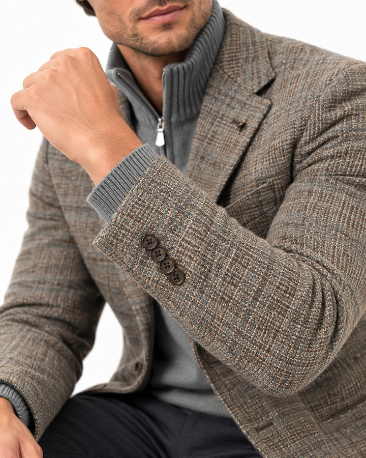 CC Collection Corneliani americana de hombre multicolor, detalle de manga con botones en modelo