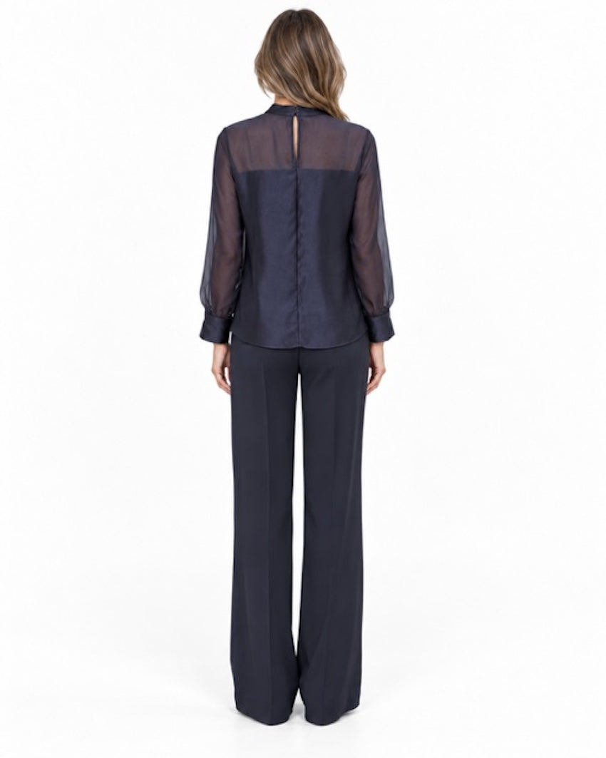 Natan Damenbluse FLAIR in Marineblau mit transparenten Ärmeln und oberem Rückenteil, Rückansicht am Model